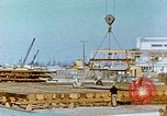 Image la fabrication et l'installation des plaques de plancher sur double bas de navire California United States USA, 1942, de la seconde 59 séquences d'archives historiques vidéo 65675025799