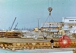 Image la fabrication et l'installation des plaques de plancher sur double bas de navire California United States USA, 1942, de la seconde 60 séquences d'archives historiques vidéo 65675025799