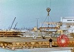 Image la fabrication et l'installation des plaques de plancher sur double bas de navire California United States USA, 1942, de la seconde 62 séquences d'archives historiques vidéo 65675025799