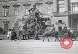 Standbild Springbrunnen und Statue Berlin Deutschland, 1914, aus Sekunde 13 historischem Filmmaterial Videoclip 65675025895