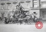Standbild Springbrunnen und Statue Berlin Deutschland, 1914, aus Sekunde 14 historischem Filmmaterial Videoclip 65675025895