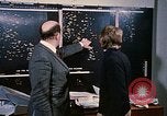 Standbild zwei grüne Plan technische Mitarbeiter Beirut Libanon, 1968, aus Sekunde 1 historischem Filmmaterial Videoclip 65675025907