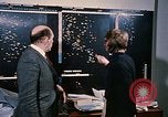 Standbild zwei grüne Plan technische Mitarbeiter Beirut Libanon, 1968, aus Sekunde 3 historischem Filmmaterial Videoclip 65675025907