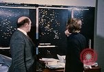 Standbild zwei grüne Plan technische Mitarbeiter Beirut Libanon, 1968, aus Sekunde 4 historischem Filmmaterial Videoclip 65675025907