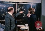 Standbild zwei grüne Plan technische Mitarbeiter Beirut Libanon, 1968, aus Sekunde 5 historischem Filmmaterial Videoclip 65675025907