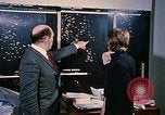 Standbild zwei grüne Plan technische Mitarbeiter Beirut Libanon, 1968, aus Sekunde 6 historischem Filmmaterial Videoclip 65675025907