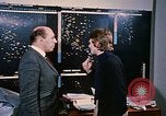 Standbild zwei grüne Plan technische Mitarbeiter Beirut Libanon, 1968, aus Sekunde 8 historischem Filmmaterial Videoclip 65675025907