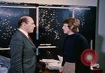 Standbild zwei grüne Plan technische Mitarbeiter Beirut Libanon, 1968, aus Sekunde 9 historischem Filmmaterial Videoclip 65675025907