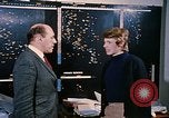 Standbild zwei grüne Plan technische Mitarbeiter Beirut Libanon, 1968, aus Sekunde 10 historischem Filmmaterial Videoclip 65675025907