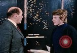 Standbild zwei grüne Plan technische Mitarbeiter Beirut Libanon, 1968, aus Sekunde 15 historischem Filmmaterial Videoclip 65675025907