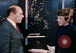 Standbild zwei grüne Plan technische Mitarbeiter Beirut Libanon, 1968, aus Sekunde 32 historischem Filmmaterial Videoclip 65675025907