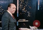 Standbild zwei grüne Plan technische Mitarbeiter Beirut Libanon, 1968, aus Sekunde 48 historischem Filmmaterial Videoclip 65675025907