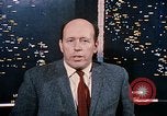 Standbild zwei grüne Plan technische Mitarbeiter Beirut Libanon, 1968, aus Sekunde 59 historischem Filmmaterial Videoclip 65675025907