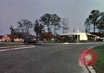 Standbild Suburbia und suburbanen Lebensstil in Levittown Bucks County Pennsylvania United States USA, 1959, aus Sekunde 3 historischem Filmmaterial Videoclip 65675025921