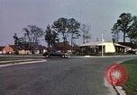 Standbild Suburbia und suburbanen Lebensstil in Levittown Bucks County Pennsylvania United States USA, 1959, aus Sekunde 4 historischem Filmmaterial Videoclip 65675025921