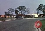 Standbild Suburbia und suburbanen Lebensstil in Levittown Bucks County Pennsylvania United States USA, 1959, aus Sekunde 5 historischem Filmmaterial Videoclip 65675025921