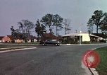 Standbild Suburbia und suburbanen Lebensstil in Levittown Bucks County Pennsylvania United States USA, 1959, aus Sekunde 6 historischem Filmmaterial Videoclip 65675025921
