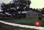 Standbild Suburbia und suburbanen Lebensstil in Levittown Bucks County Pennsylvania United States USA, 1959, aus Sekunde 7 historischem Filmmaterial Videoclip 65675025921