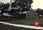 Standbild Suburbia und suburbanen Lebensstil in Levittown Bucks County Pennsylvania United States USA, 1959, aus Sekunde 8 historischem Filmmaterial Videoclip 65675025921