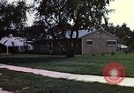 Standbild Suburbia und suburbanen Lebensstil in Levittown Bucks County Pennsylvania United States USA, 1959, aus Sekunde 9 historischem Filmmaterial Videoclip 65675025921