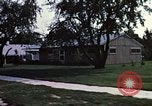 Standbild Suburbia und suburbanen Lebensstil in Levittown Bucks County Pennsylvania United States USA, 1959, aus Sekunde 10 historischem Filmmaterial Videoclip 65675025921