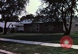Standbild Suburbia und suburbanen Lebensstil in Levittown Bucks County Pennsylvania United States USA, 1959, aus Sekunde 11 historischem Filmmaterial Videoclip 65675025921