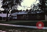 Standbild Suburbia und suburbanen Lebensstil in Levittown Bucks County Pennsylvania United States USA, 1959, aus Sekunde 12 historischem Filmmaterial Videoclip 65675025921