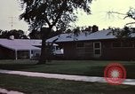 Standbild Suburbia und suburbanen Lebensstil in Levittown Bucks County Pennsylvania United States USA, 1959, aus Sekunde 13 historischem Filmmaterial Videoclip 65675025921