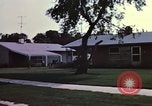 Standbild Suburbia und suburbanen Lebensstil in Levittown Bucks County Pennsylvania United States USA, 1959, aus Sekunde 14 historischem Filmmaterial Videoclip 65675025921