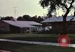 Standbild Suburbia und suburbanen Lebensstil in Levittown Bucks County Pennsylvania United States USA, 1959, aus Sekunde 15 historischem Filmmaterial Videoclip 65675025921