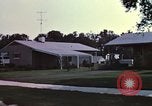 Standbild Suburbia und suburbanen Lebensstil in Levittown Bucks County Pennsylvania United States USA, 1959, aus Sekunde 16 historischem Filmmaterial Videoclip 65675025921