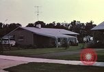 Standbild Suburbia und suburbanen Lebensstil in Levittown Bucks County Pennsylvania United States USA, 1959, aus Sekunde 17 historischem Filmmaterial Videoclip 65675025921