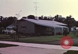 Standbild Suburbia und suburbanen Lebensstil in Levittown Bucks County Pennsylvania United States USA, 1959, aus Sekunde 18 historischem Filmmaterial Videoclip 65675025921