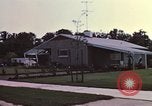 Standbild Suburbia und suburbanen Lebensstil in Levittown Bucks County Pennsylvania United States USA, 1959, aus Sekunde 19 historischem Filmmaterial Videoclip 65675025921