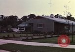 Standbild Suburbia und suburbanen Lebensstil in Levittown Bucks County Pennsylvania United States USA, 1959, aus Sekunde 20 historischem Filmmaterial Videoclip 65675025921