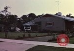 Standbild Suburbia und suburbanen Lebensstil in Levittown Bucks County Pennsylvania United States USA, 1959, aus Sekunde 21 historischem Filmmaterial Videoclip 65675025921