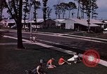 Standbild Suburbia und suburbanen Lebensstil in Levittown Bucks County Pennsylvania United States USA, 1959, aus Sekunde 23 historischem Filmmaterial Videoclip 65675025921