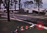 Standbild Suburbia und suburbanen Lebensstil in Levittown Bucks County Pennsylvania United States USA, 1959, aus Sekunde 24 historischem Filmmaterial Videoclip 65675025921