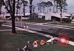 Standbild Suburbia und suburbanen Lebensstil in Levittown Bucks County Pennsylvania United States USA, 1959, aus Sekunde 25 historischem Filmmaterial Videoclip 65675025921