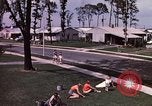 Standbild Suburbia und suburbanen Lebensstil in Levittown Bucks County Pennsylvania United States USA, 1959, aus Sekunde 26 historischem Filmmaterial Videoclip 65675025921