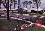 Standbild Suburbia und suburbanen Lebensstil in Levittown Bucks County Pennsylvania United States USA, 1959, aus Sekunde 27 historischem Filmmaterial Videoclip 65675025921