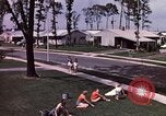 Standbild Suburbia und suburbanen Lebensstil in Levittown Bucks County Pennsylvania United States USA, 1959, aus Sekunde 28 historischem Filmmaterial Videoclip 65675025921