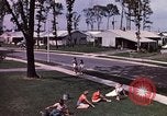 Standbild Suburbia und suburbanen Lebensstil in Levittown Bucks County Pennsylvania United States USA, 1959, aus Sekunde 29 historischem Filmmaterial Videoclip 65675025921
