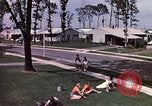 Standbild Suburbia und suburbanen Lebensstil in Levittown Bucks County Pennsylvania United States USA, 1959, aus Sekunde 31 historischem Filmmaterial Videoclip 65675025921
