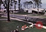 Standbild Suburbia und suburbanen Lebensstil in Levittown Bucks County Pennsylvania United States USA, 1959, aus Sekunde 32 historischem Filmmaterial Videoclip 65675025921