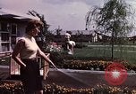 Standbild Suburbia und suburbanen Lebensstil in Levittown Bucks County Pennsylvania United States USA, 1959, aus Sekunde 40 historischem Filmmaterial Videoclip 65675025921