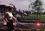 Standbild Suburbia und suburbanen Lebensstil in Levittown Bucks County Pennsylvania United States USA, 1959, aus Sekunde 43 historischem Filmmaterial Videoclip 65675025921