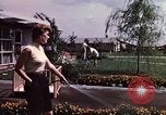 Standbild Suburbia und suburbanen Lebensstil in Levittown Bucks County Pennsylvania United States USA, 1959, aus Sekunde 44 historischem Filmmaterial Videoclip 65675025921