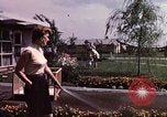 Standbild Suburbia und suburbanen Lebensstil in Levittown Bucks County Pennsylvania United States USA, 1959, aus Sekunde 46 historischem Filmmaterial Videoclip 65675025921