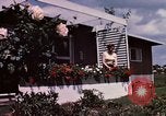 Standbild Suburbia und suburbanen Lebensstil in Levittown Bucks County Pennsylvania United States USA, 1959, aus Sekunde 48 historischem Filmmaterial Videoclip 65675025921